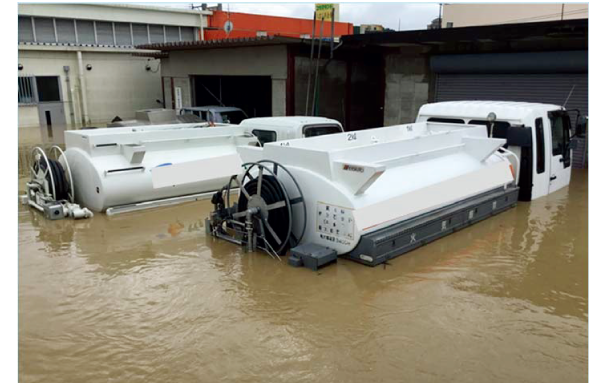 水没したタンクローリー（令和2年7月豪雨）