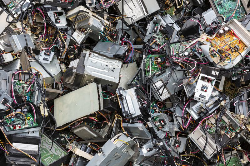 廃棄されたコンピューターのイメージ画像です。