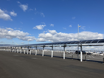 曲面のバス停の屋根の上に、ペロブスカイト太陽電池が設置されている実際の画像です。