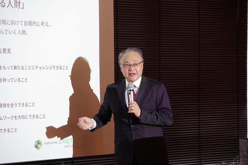 中原俊也会長の講演中の写真です