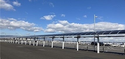 大阪・関西万博会場の夢洲第１交通バスターミナルに設置されたペロブスカイト太陽電池の写真です。