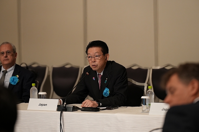 会議で発言する大臣の様子です。