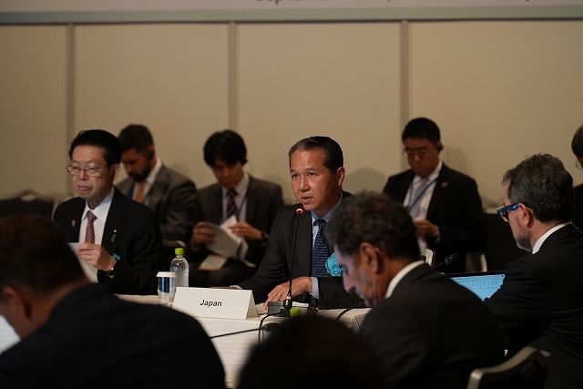 会議で発言する長官の様子です。