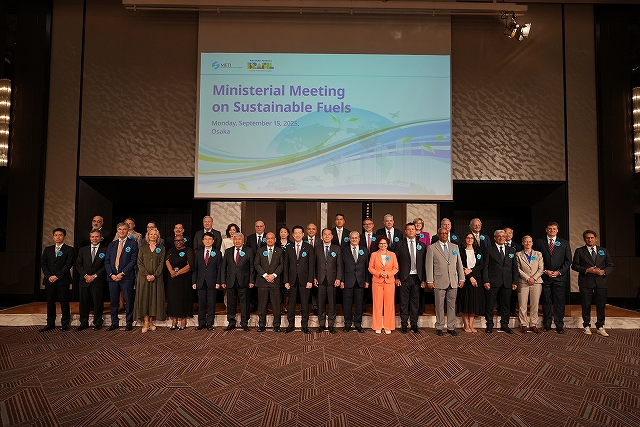 会議参加者の集合写真です