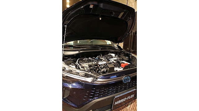 フレックス燃料ハイブリッド車のフロントカバーを開けた写真です