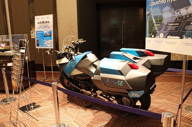 水素エンジンモーターサイクルの写真です