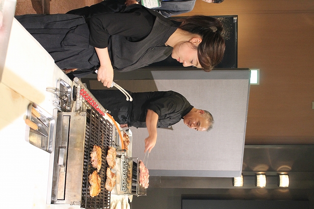 ランチ会場で肉を焼いている水素コンロの写真です