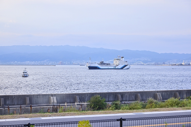 海に「すいそ ふろんてぃあ」が浮かんでいる写真です