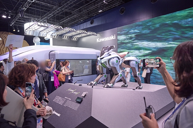 「CORLEO」と、それを見学する参加者の写真です