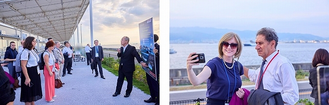 目の前の海に浮かぶ「すいそ ふろんてぃあ」を臨みながら説明を聞いたり写真を撮る参加者の写真です