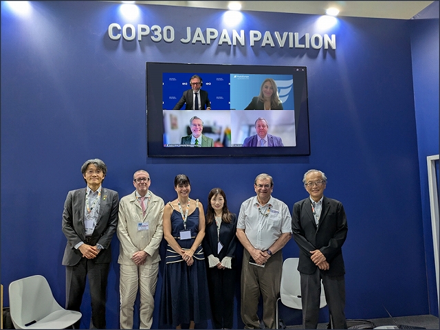 ジャパン・パビリオンでおこなわれたセミナー「持続可能な燃料を活用した脱炭素化の推進」の登壇者の集合写真です。