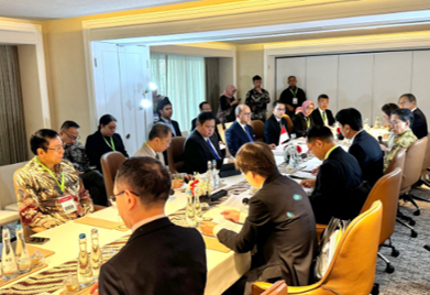 インドネシアでの二国間対話をおこなっているときの写真です。