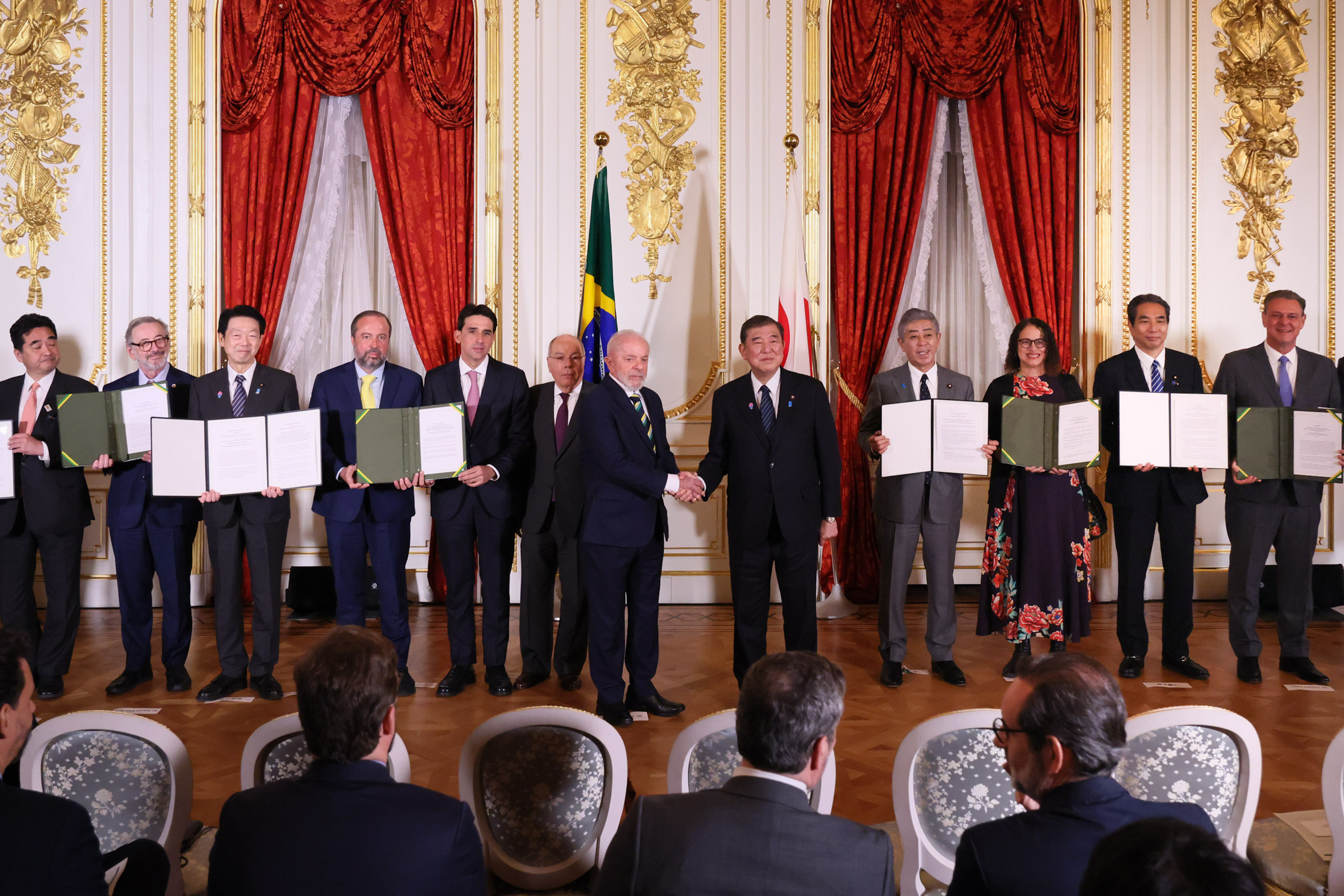 日本とブラジルの協力文書発表式の写真です。