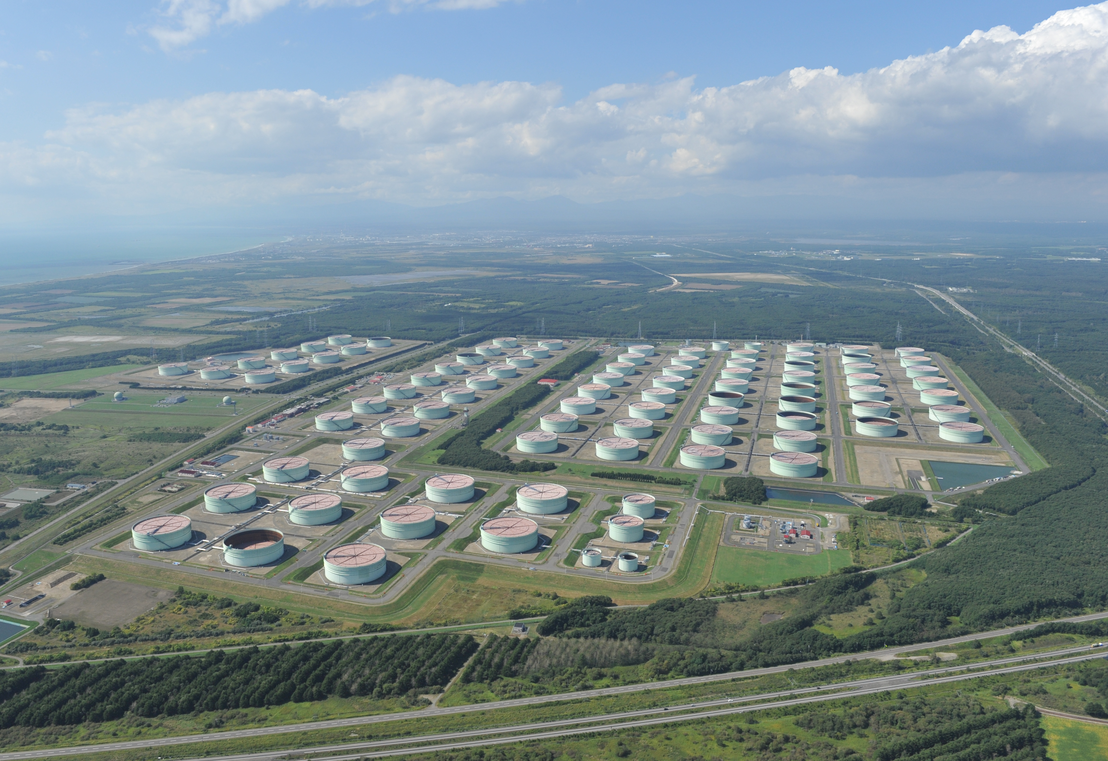 苫小牧東部国家石油備蓄基地の写真です。