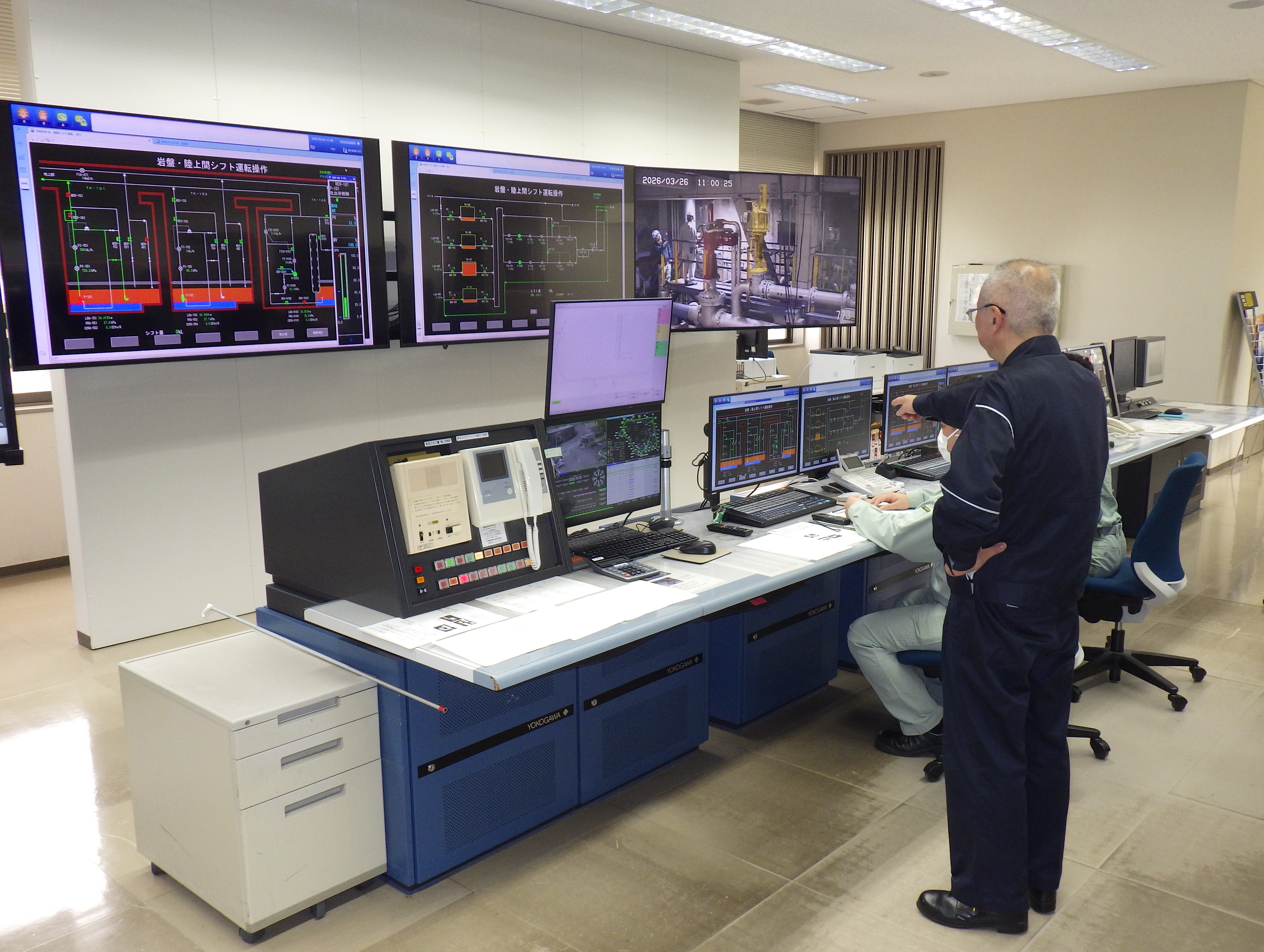 菊間国家石油備蓄基地での放出開始指示のようすを映した写真です。