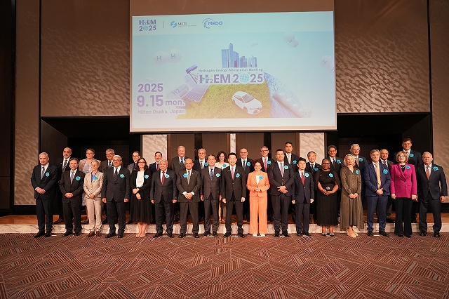 「水素閣僚会議」の集合写真です