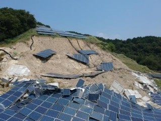 太陽光パネルを設置した傾斜地で、土砂崩れが起きたときの写真です。