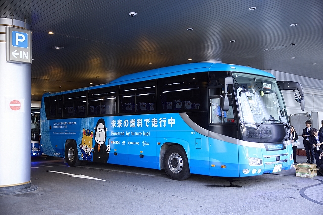 合成燃料バスの写真です