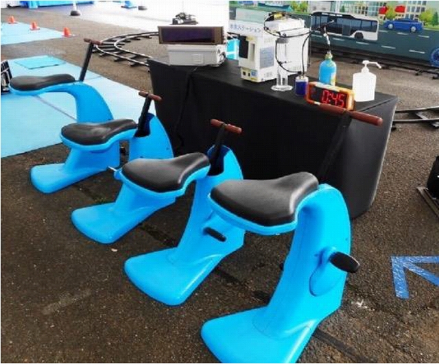 超小型水素ステーションと水素タンクの写真です。