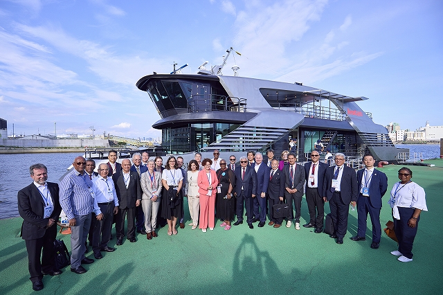 水素燃料電池船「まほろば」の写真です