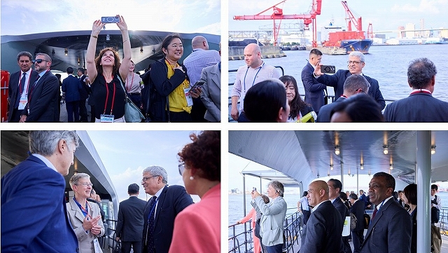 参加者が談笑したり自撮りや記念撮影をしている写真です