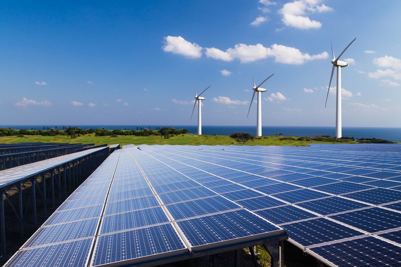 太陽光発電でバッテリーを充電する脱炭素に貢献する理想的な再エネ電源設備です、キャンプなど車中泊にも大いにお使いください！ 太陽光発電でバッテリーを充電する脱炭素に貢献する理想的な再エネ電源