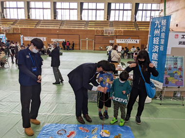 電磁石による魚釣り体験