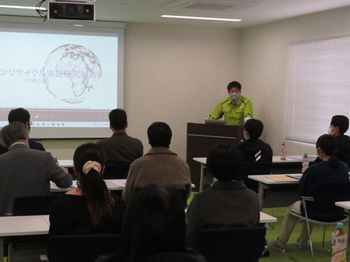 NEDOカーボンリサイクル実証研究拠点の概要説明の様子
