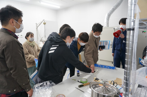 乾燥させた藻を確認している様子