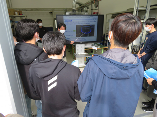 大気圧プラズマを利用する新規CO2分解・還元プロセスの研究開発に関する説明の様子