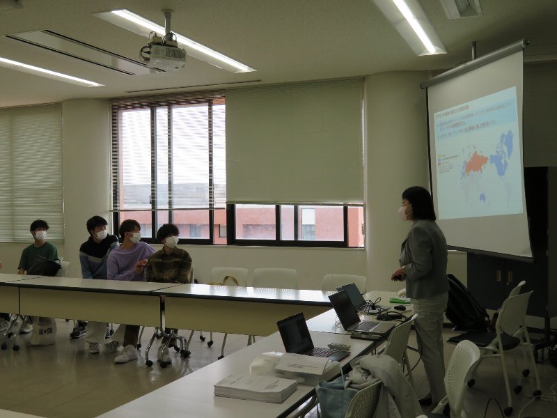 日本の原子力発電所の状況についての講義風景