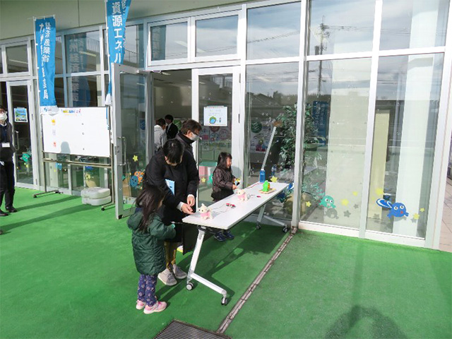 手回し発電体験の様子