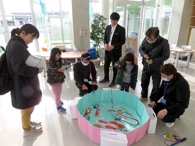 電磁石魚釣り体験の様子