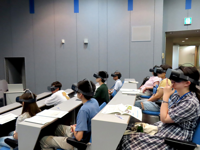 高速増殖原型炉「もんじゅ」での見学で、VRにより設備の説明を受ける様子。