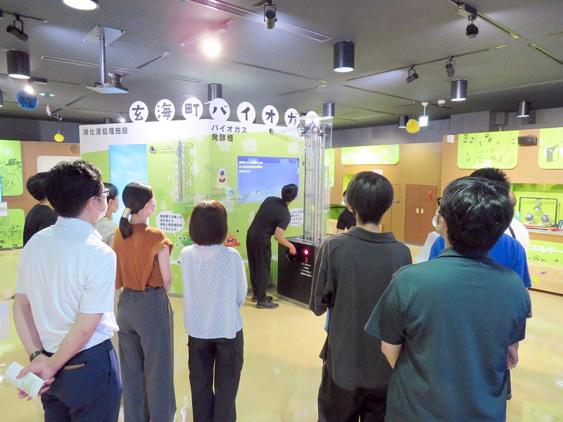 玄海町次世代エネルギーパーク あすぴあの見学。バイオマス発電の仕組みを展示に触って体験している様子