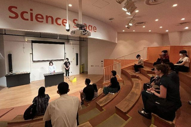 名古屋市科学館内での実験ショーの風景
