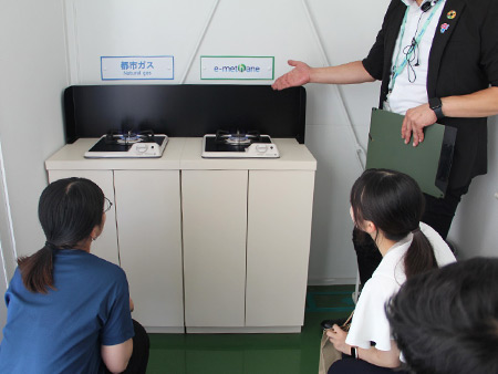 従来の都市ガスとeーメタンの燃焼比較実験の様子
