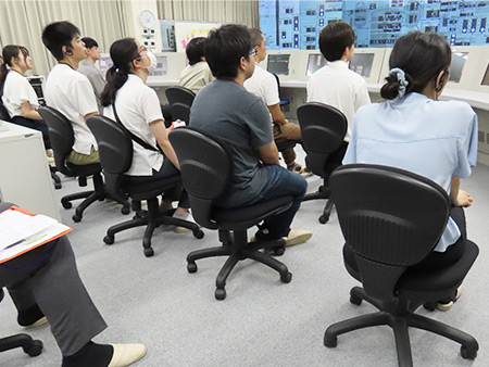 三菱重工業株式会社シミュレータセンターでの見学の様子