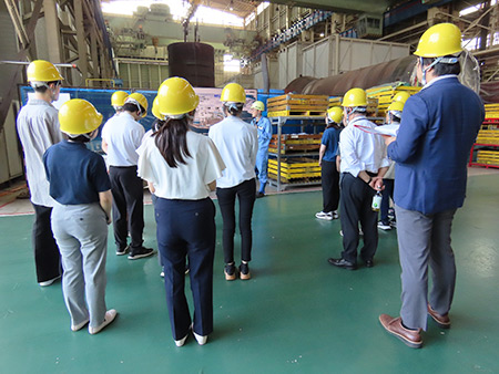 三菱重工業株式会社 原子力大型圧力容器工場見学の様子