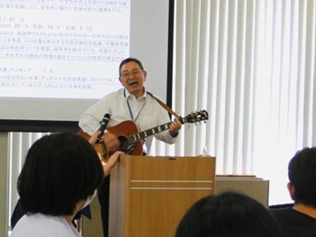玄海教育委員会教育長が歌う様子