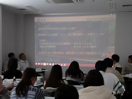 発電所の概要についての説明を聞く参加者たち