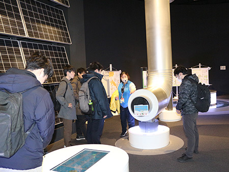 かわさきエコ暮らし未来館展示室案内の様子