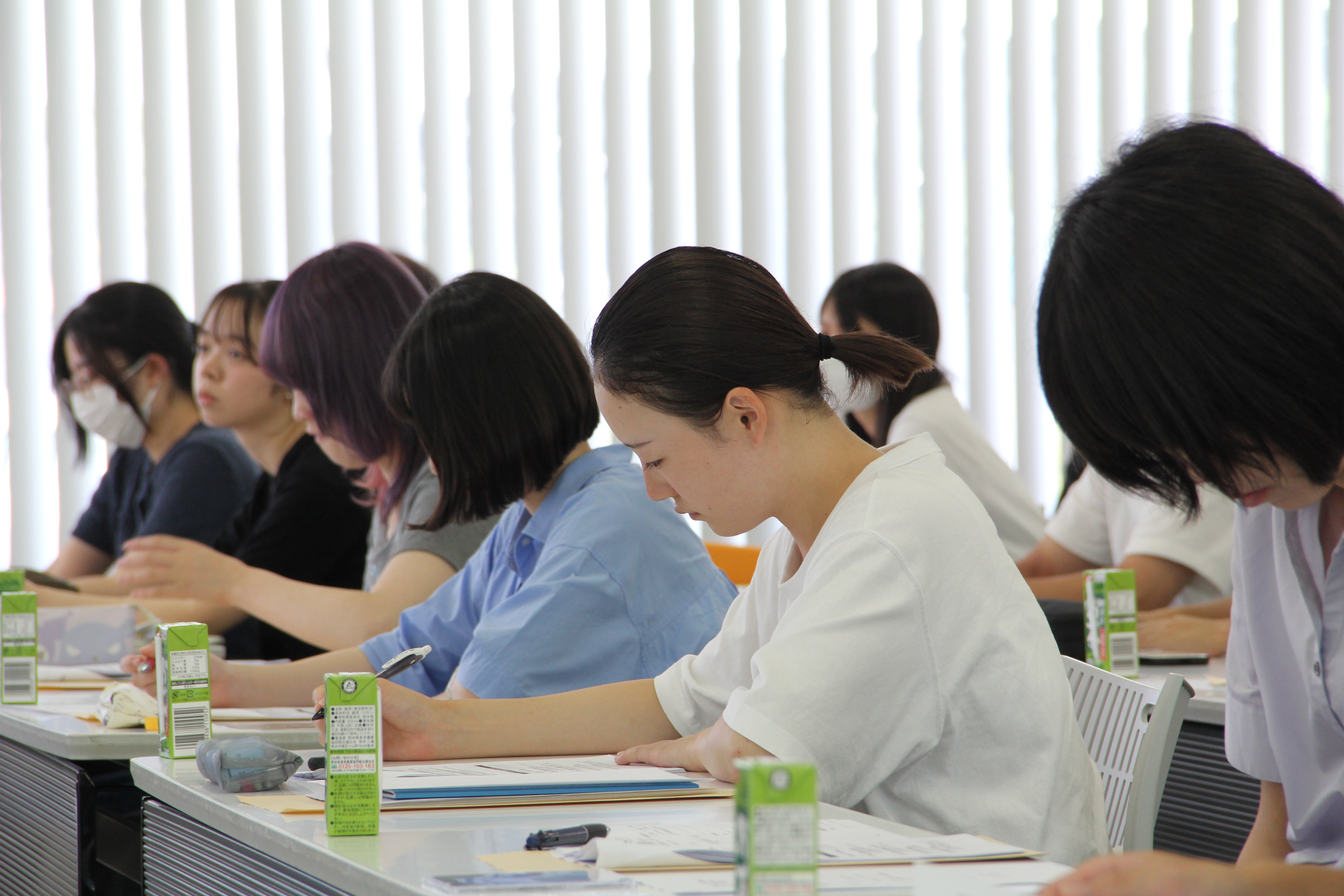 3Dメガネを掛けて、臨場感のある映像を鑑賞