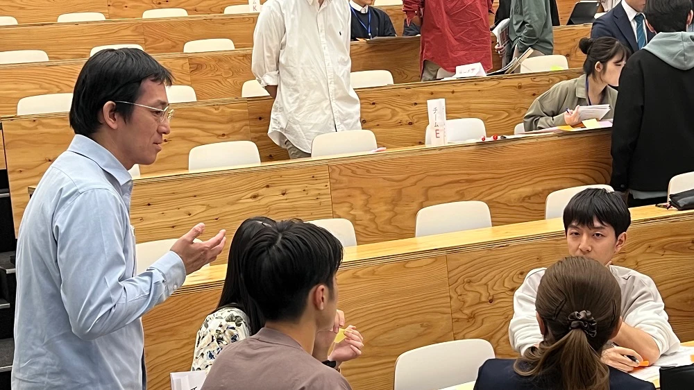 経済産業省クリーンエネルギー戦略検討委員会 委員（ポスト石油戦略研究所代表）　大場紀章 氏（左）