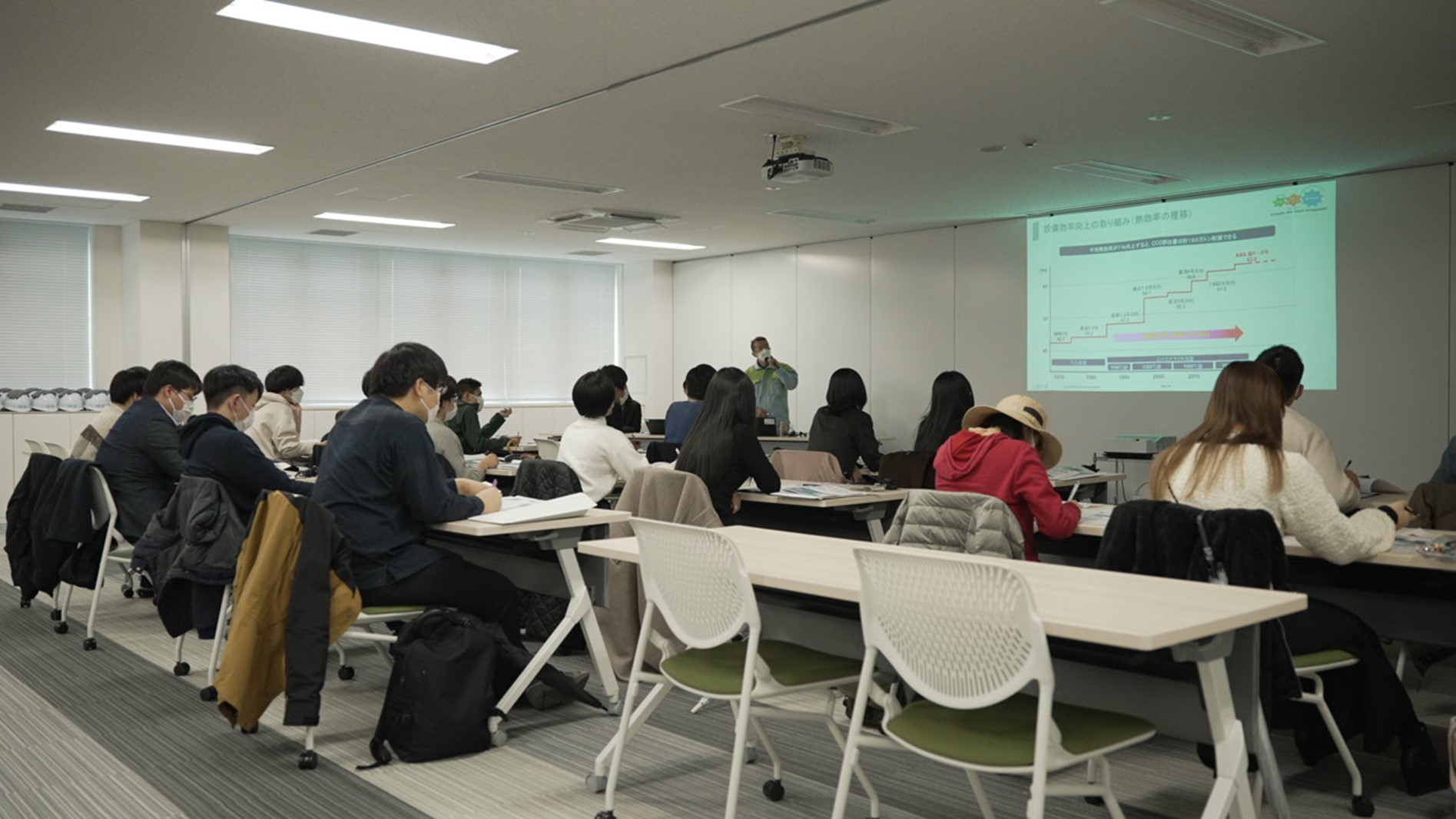 説明会に参加している学生の写真