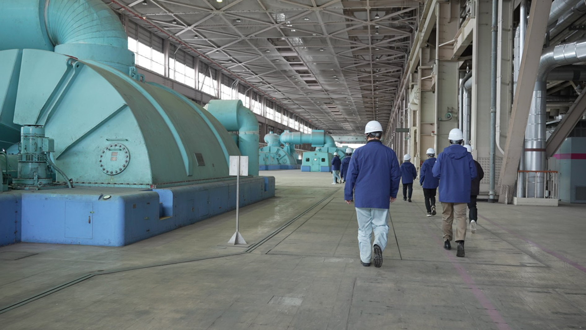 発電設備を学生が見学している写真