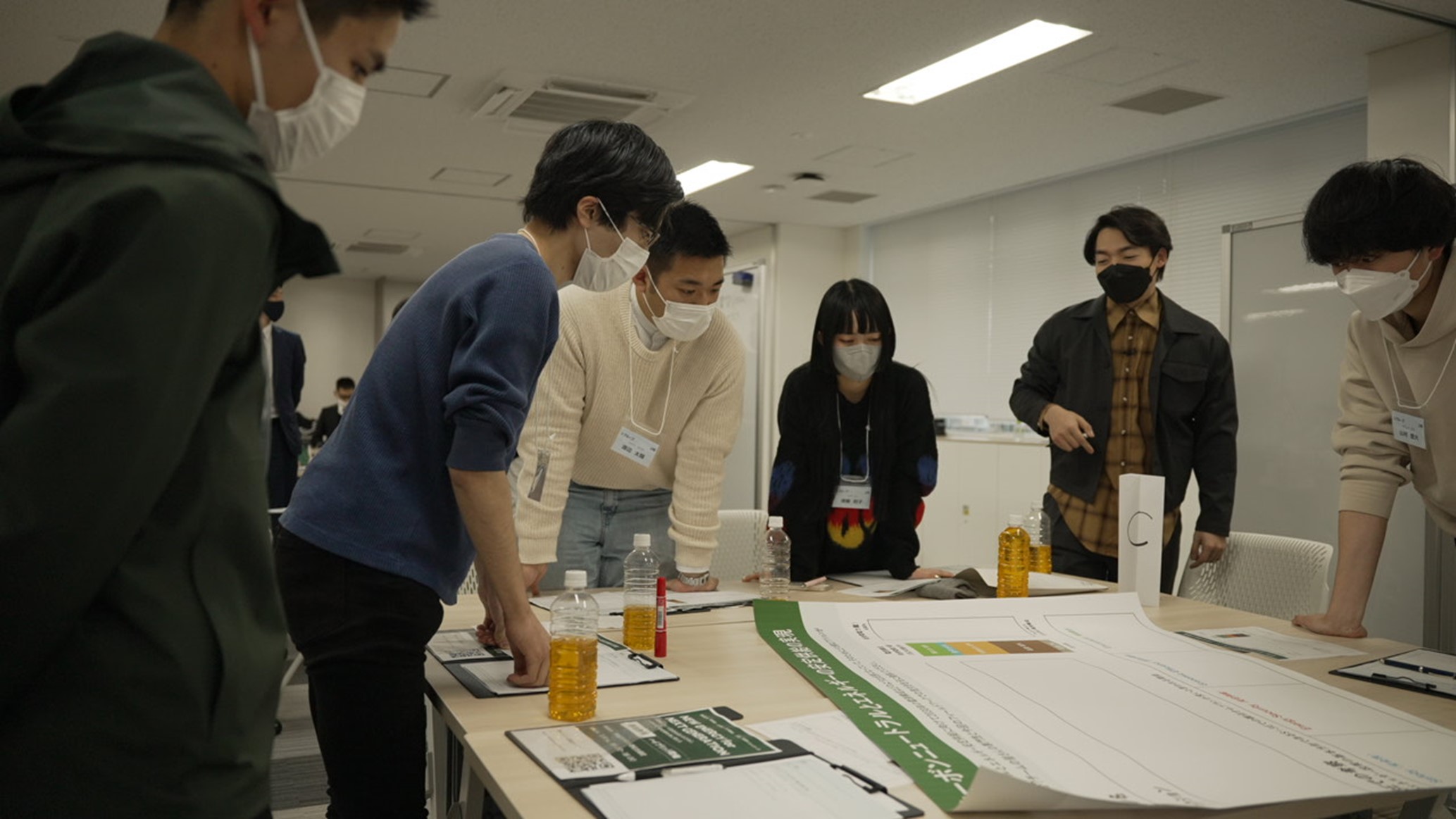 グループワークをしている学生の写真