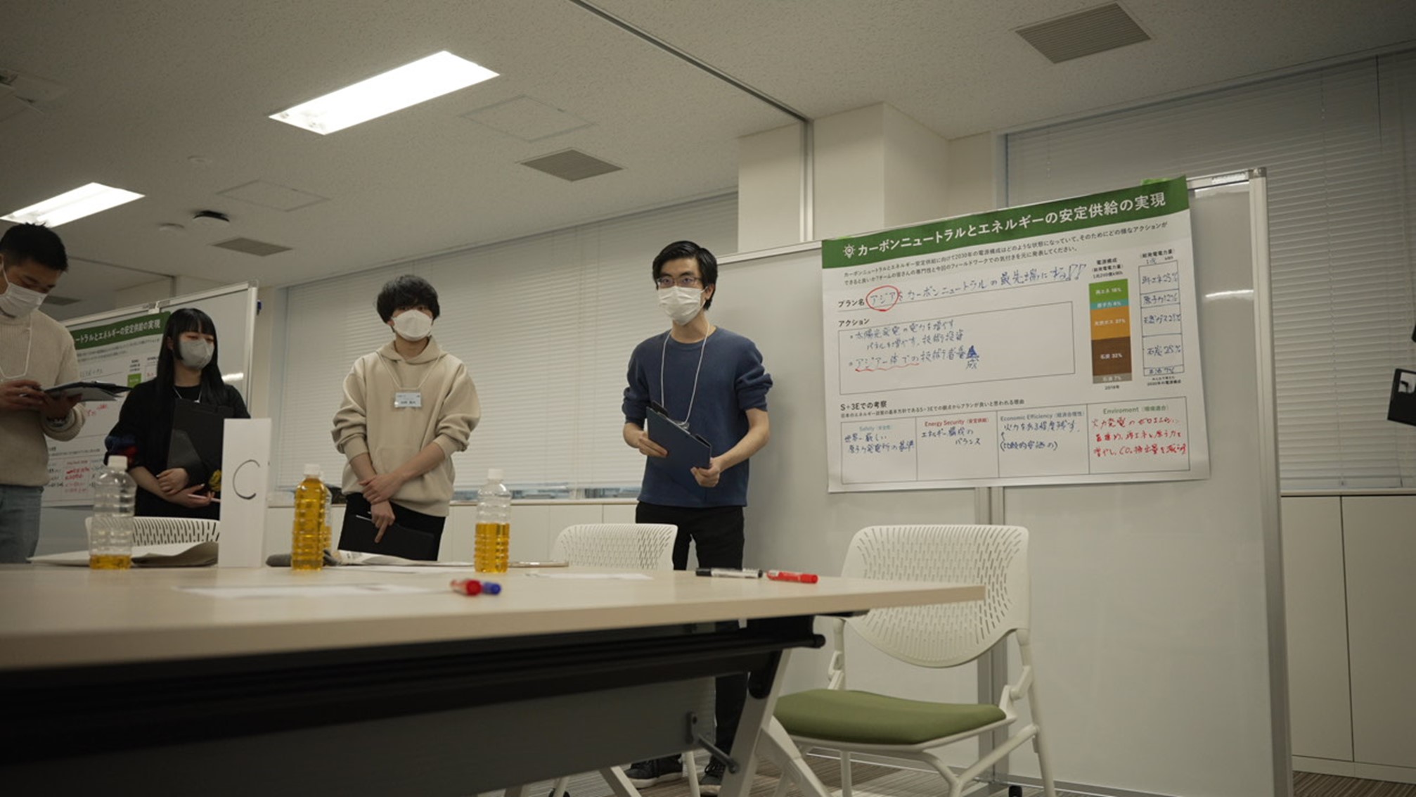 グループワークをしている学生の写真
