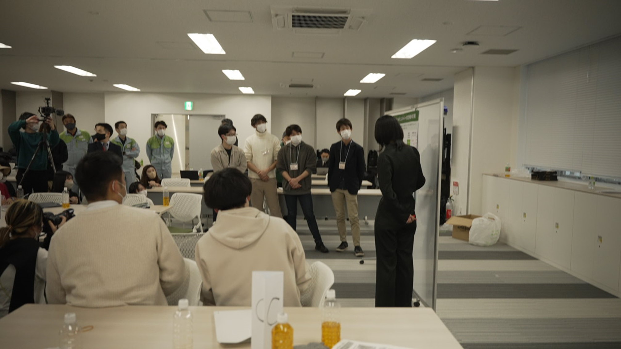 グループワークをしている学生の写真