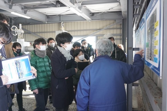 現場を見学している写真